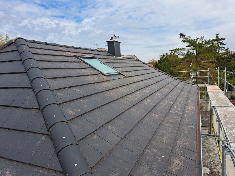 changement de couverture en tuiles anthracite de marque Koramic et de zinguerie à Strasbourg- Robertsau