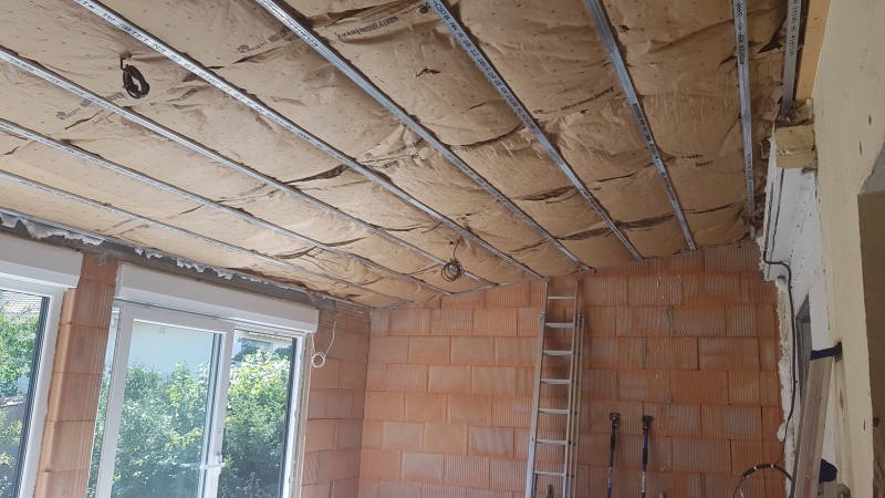 Pose isolation thermique laine de roche de marque Rockwool, à Molsheim au sud de Strasbourg 