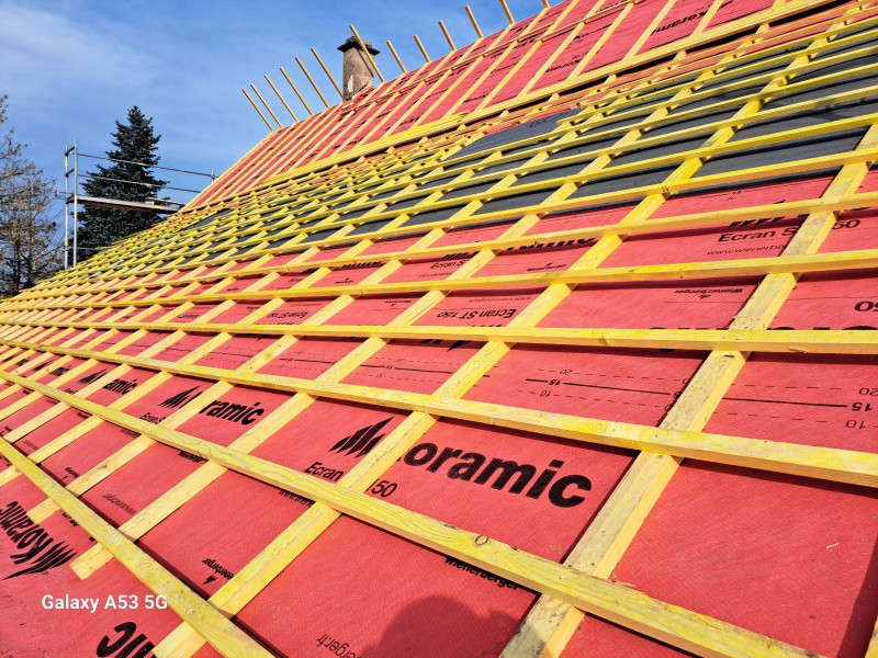 Chantier de changement de couverture en tuiles de marque koramic ainsi que la zinguerie avec abergement pour un client à schweighouse sur moder proche de Haguenau