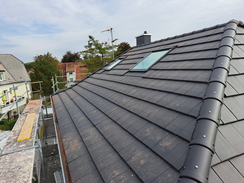 changement de couverture en tuiles anthracite de marque Koramic et de zinguerie à Strasbourg- Robertsau
