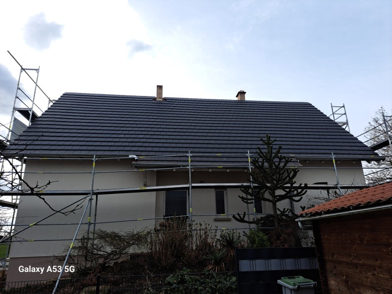 Chantier de changement de couverture en tuiles de marque koramic ainsi que la zinguerie avec abergement pour un client à schweighouse sur moder proche de Haguenau